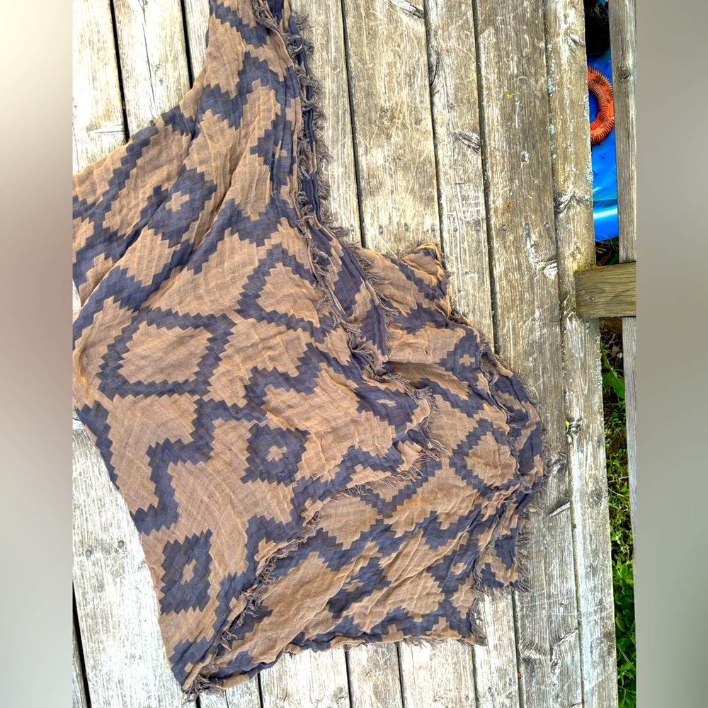 Wilfred Aritzia Geometric Patterned Scarf
